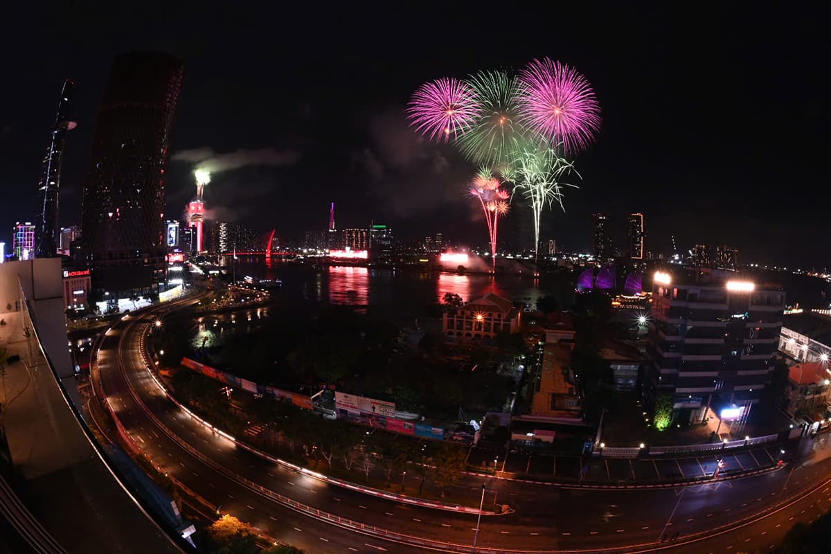 Rực rỡ màn pháo hoa nghệ thuật kỷ niệm 50 năm Ngày TP.Hồ Chí Minh vinh dự mang tên Bác