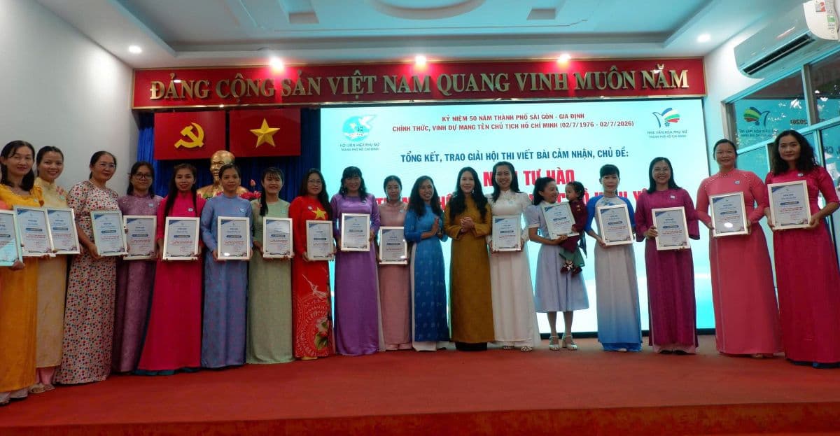 Trao giải Hội thi viết về chủ đề “50 năm tự hào Thành phố mang tên Bác Hồ kính yêu”